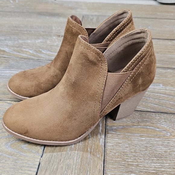 Y-Not? Booties, Size 9 - Picture 2 of 9